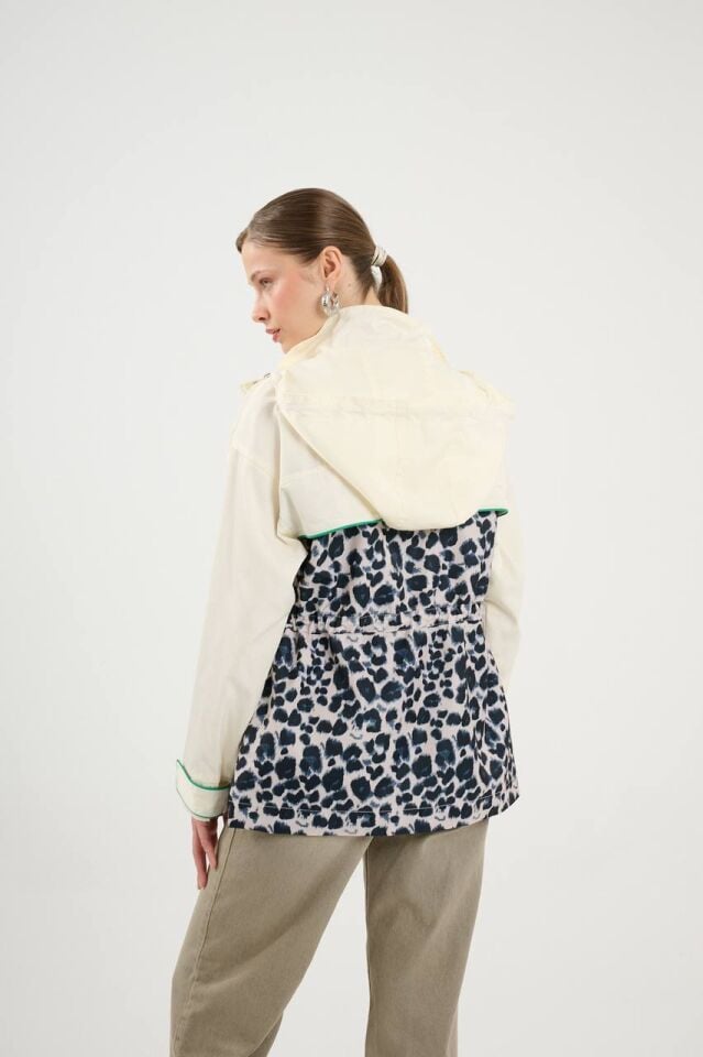 Leopar Detaylı Yağmurluk