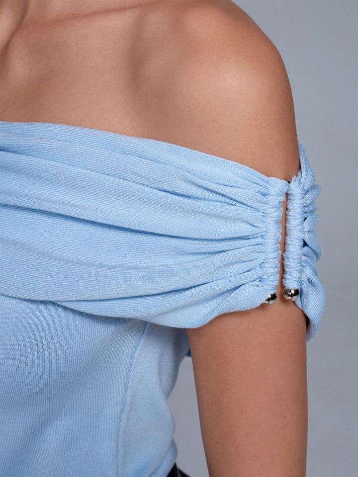 Omzu Açık Triko Bluz