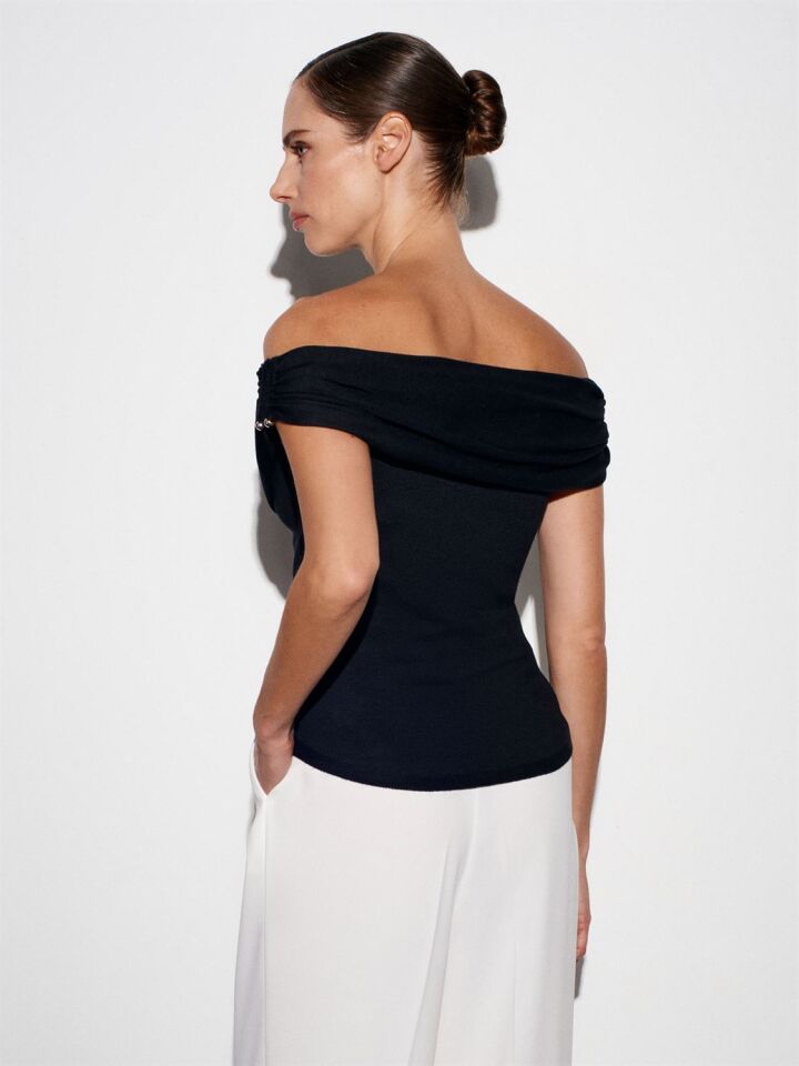 Omzu Açık Triko Bluz