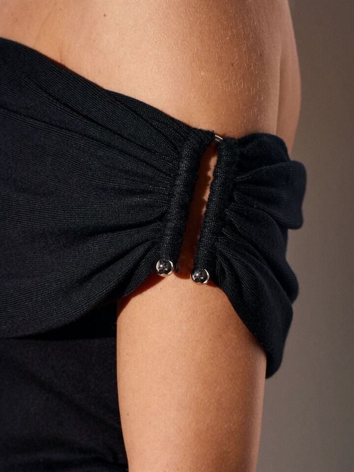 Omzu Açık Triko Bluz