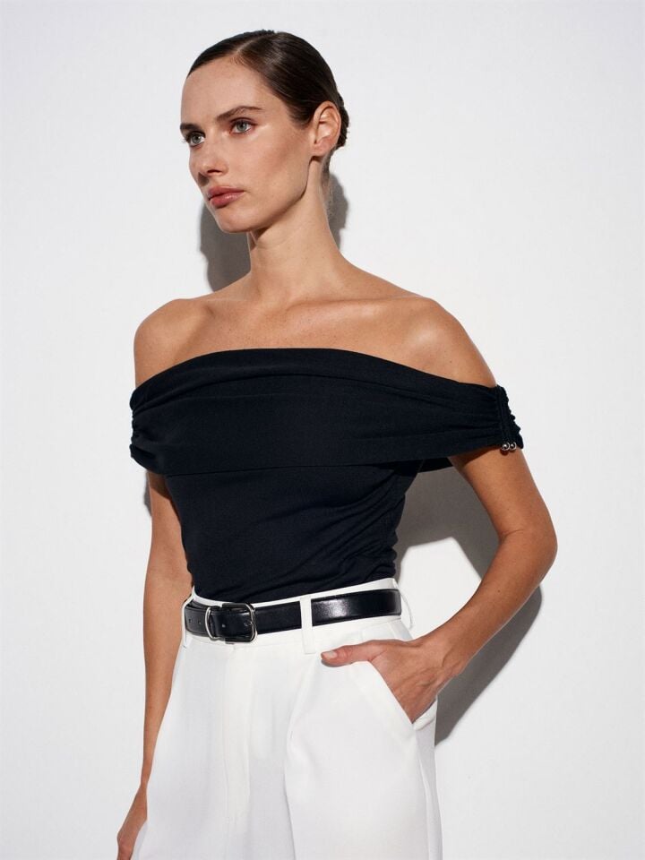 Omzu Açık Triko Bluz