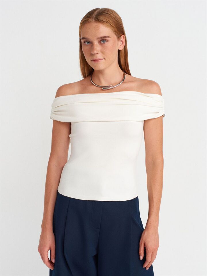 Omzu Açık Triko Bluz