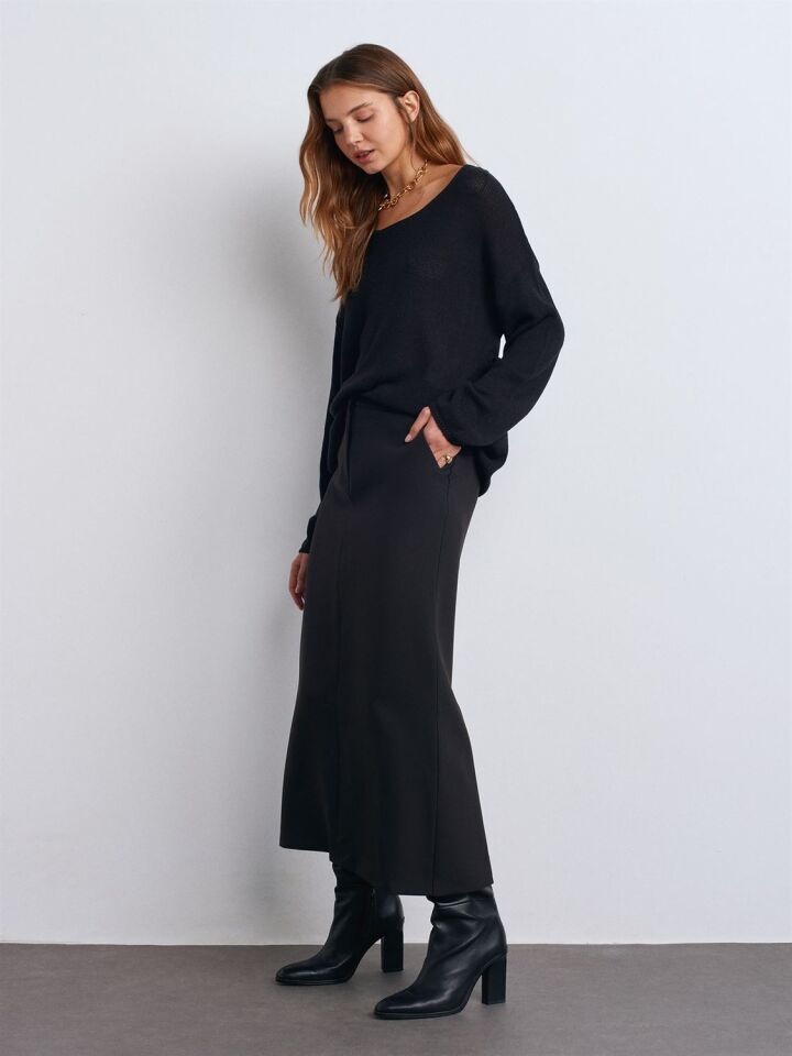 Oval Yaka Dökümlü Kazak