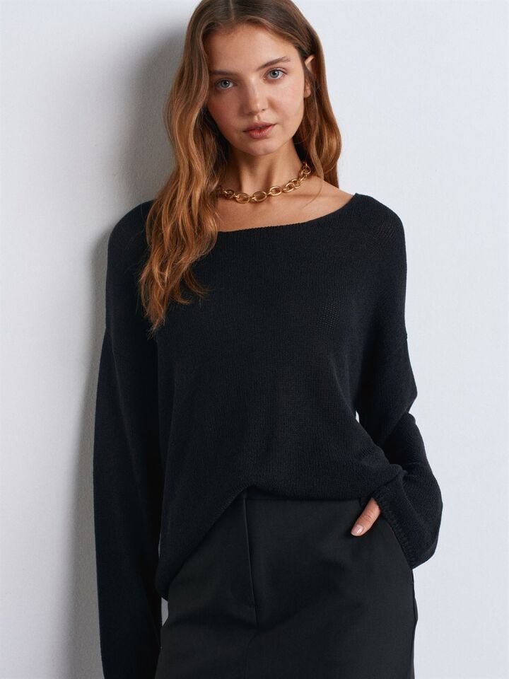 Oval Yaka Dökümlü Kazak