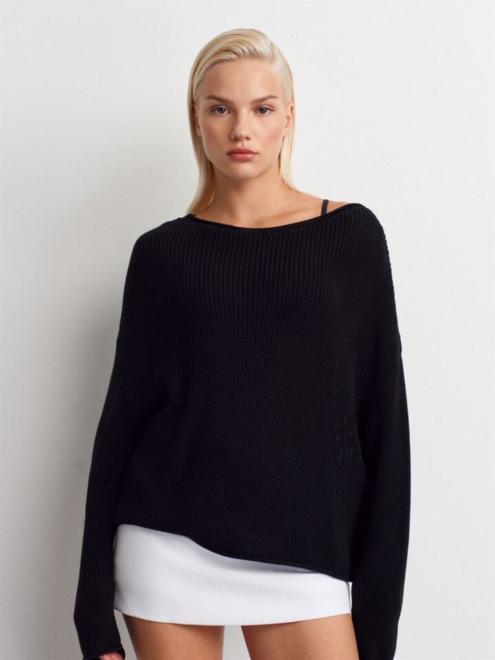 Kayık Yaka Dökümlü Triko Kazak